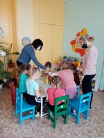 Воспитатель демонстрирует процесс работы с детьми в подготовительной группе
